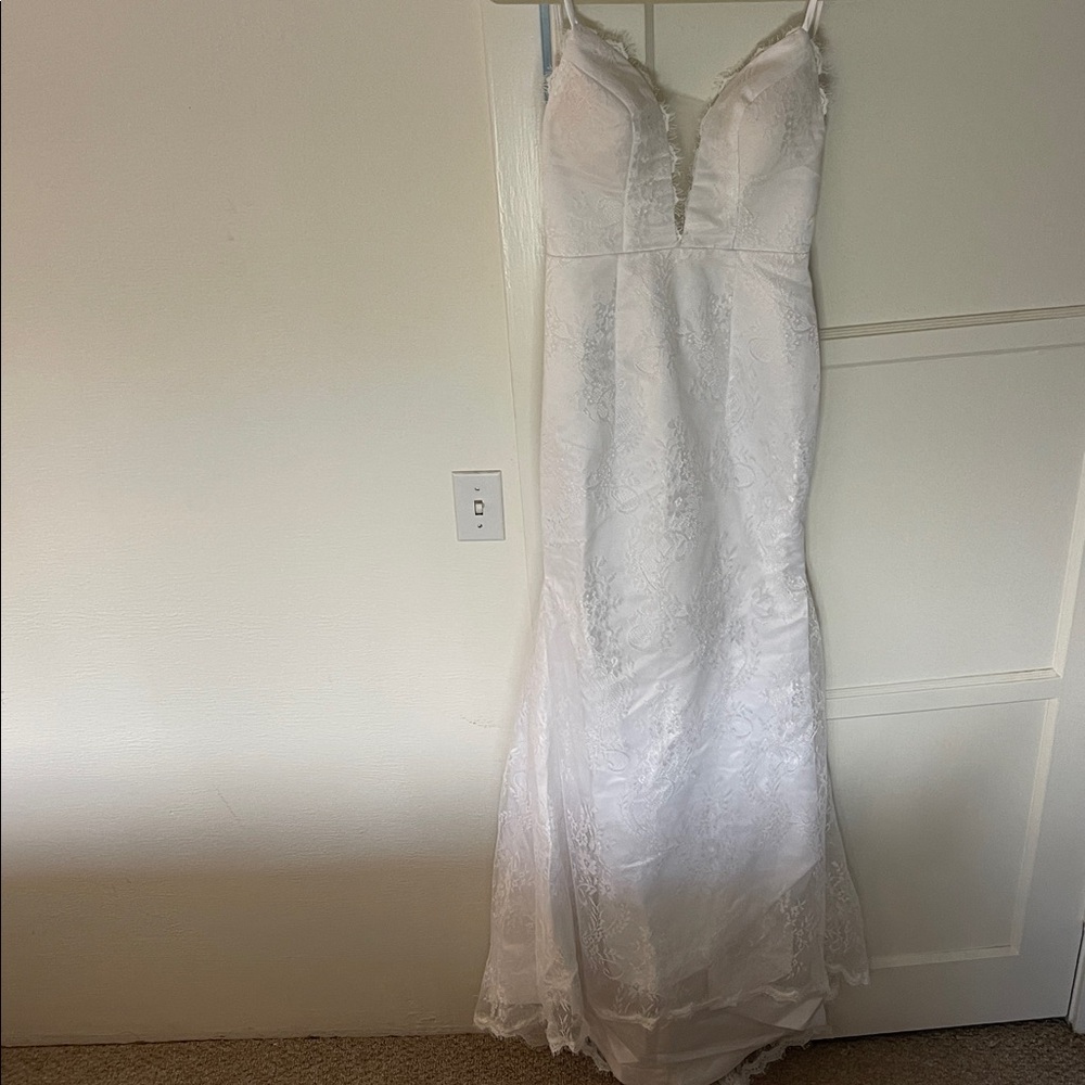Bridess Elegant White Lace Gown